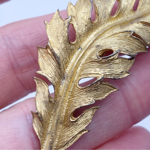 Coro 1961 vintage retro gold tone textured wavy leaf brooch pin - Picture 7 of 9